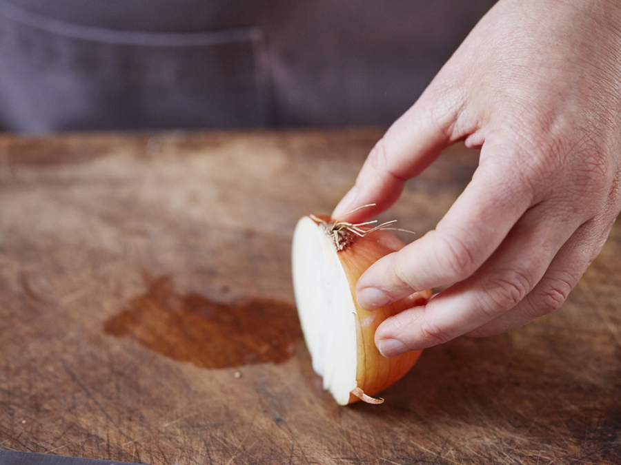 Using the bridge cutting  on an onion