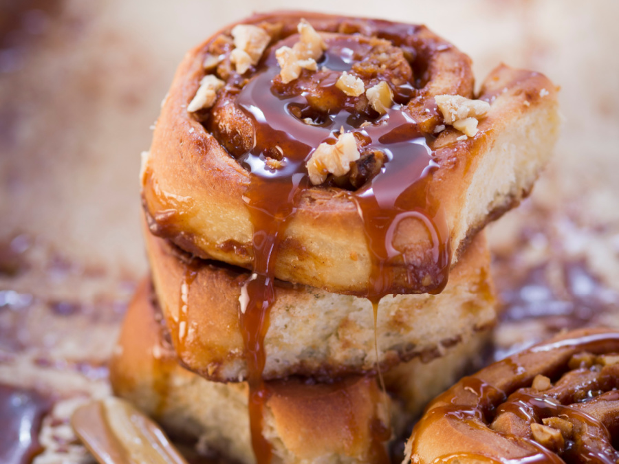 Cinnamon rolls with nuts and caramel sauce